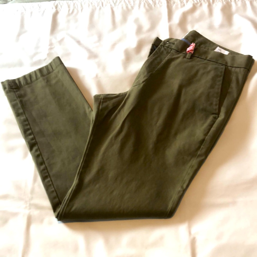 GAP men’s modern slim khakis in deep green